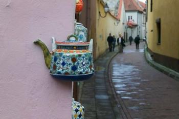 Wall Decorated with Teapot and Cobbled Street in the Old Town, Vilnius, Lithuania II | Obraz na stenu