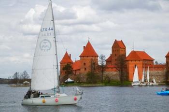 Sailboat with Island Castle by Lake Galve, Trakai, Lithuania | Obraz na stenu
