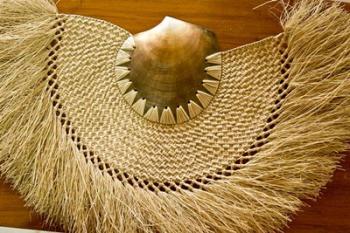 Fiji, Lautoka, Woven grass and shell fan, craft | Obraz na stenu
