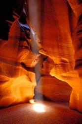 Sun Shining Beam of Light onto Canyon Floor, Upper Antelope Canyon | Obraz na stenu