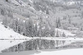 Colorado, Maroon Bells State Park, Autumn Snowfall On Mountain And Maroon Lake | Obraz na stenu