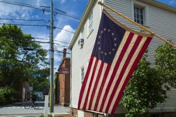 New Hampshire, Portsmouth, Strawberry Banke Historic Area, building with US flag | Obraz na stenu