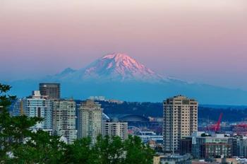 Mount Rainier Behind The Seattle Skyline | Obraz na stenu