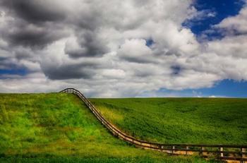 Long Fence Running Through A Wheat Field | Obraz na stenu