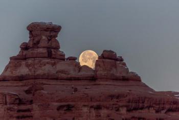 Moon Over Arches | Obraz na stenu