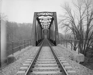VIEW NORTHEAST OF WEST END OF BRIDGE. - Joshua Falls Bridge, Spanning James River at CSX Railroad | Obraz na stenu