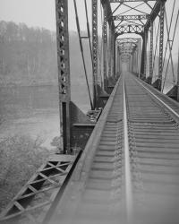 VIEW NORTHEAST SHOWING CONNECTION OF VERTICALS AND BOTTOM CHORD, WEST SPAN. - Joshua Falls Bridge, Spanning James River at CSX R | Obraz na stenu