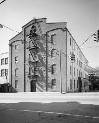 GENERAL VIEW, MAIN ST. FACADE AT LEFT, THIRTEENTH ST. SIDE AT RIGHT - Bowman and Moore Leaf Tobacco Factory, Main and Thirteenth | Obraz na stenu