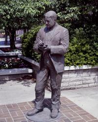 Statue of William Sidney Porter in Greensboro, North Carolina | Obraz na stenu