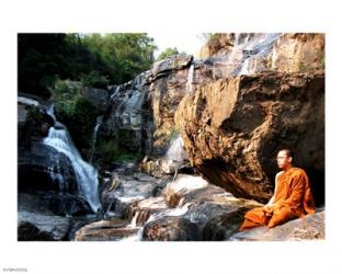Buddhist Monk In Mae Klang Waterfall | Obraz na stenu