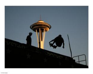 Skateboarder Aloft and Space Needle | Obraz na stenu