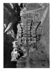 Dam structure as seen from skip on 150-ton cableway. View is made on center line of structure from elevation 1000 | Obraz na stenu