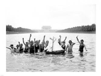 Lincoln Memorial with children in the reflecting pool | Obraz na stenu