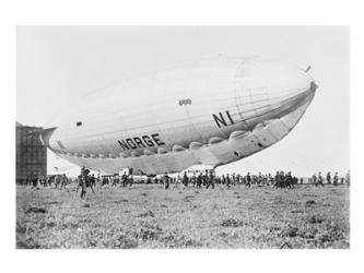 Norge Blimp Leaving Hanger | Obraz na stenu