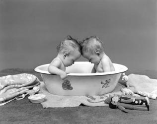 1930s Twin Babies In Bath Tub | Obraz na stenu