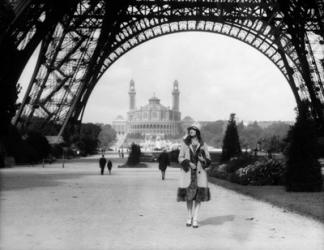 1920s Woman Walking Under The Eiffel Tower | Obraz na stenu