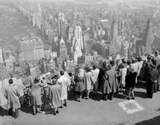1940s Tourists Standing On Top Of A Building | Obraz na stenu