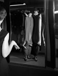 1950s Young Women Looking At Distorted Reflection | Obraz na stenu
