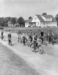 1950s Group Of  Boys And Girls Riding Bicycles | Obraz na stenu