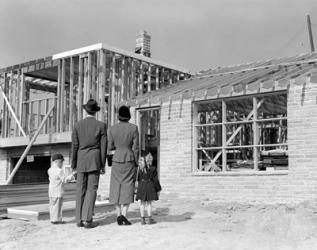 1950s Family Looking At New Home | Obraz na stenu