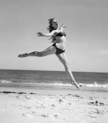 1950s Woman In Bikini Running | Obraz na stenu