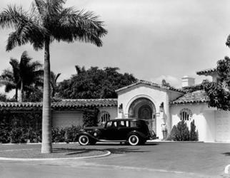 1930s Car In Circular Driveway | Obraz na stenu