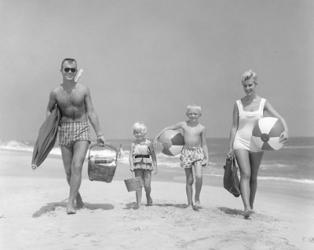 1950s Family Of Four Walking Towards Camera | Obraz na stenu