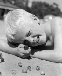 1950s Boy Crouching Shooting Marbles | Obraz na stenu