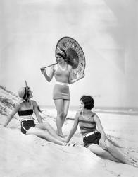 1920s Three Smiling Women In Swimsuits At The Beach | Obraz na stenu