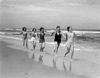 1930s Four Women And One Man Running On Beach | Obraz na stenu