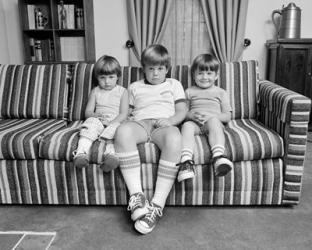 1970s Three Siblings Sitting On Couch | Obraz na stenu