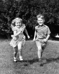 1930s 1940s Boy And Girl Running In Backyard | Obraz na stenu