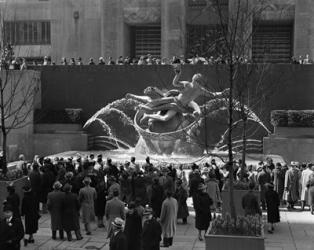 Group Of People At Rockefeller Center New York City | Obraz na stenu