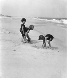 3 Kids Playing In The Sand On The New Jersey Shore | Obraz na stenu