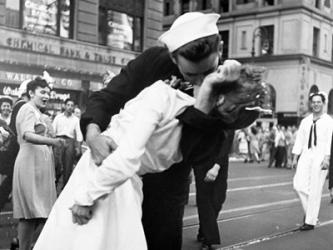 Kissing the War Goodbye in Times Square, 1945 (detail) | Obraz na stenu