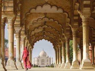 Woman in traditional Sari walking towards Taj Mahal | Obraz na stenu