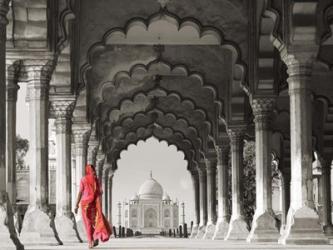 Woman in traditional Sari walking towards Taj Mahal (BW) | Obraz na stenu
