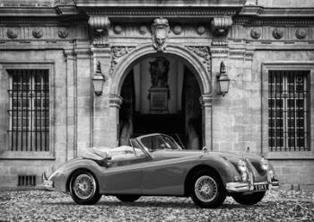 Luxury Car in front of Classic Palace (BW) | Obraz na stenu