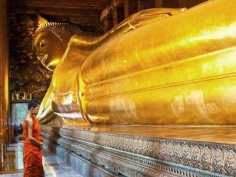 Praying the reclined Buddha, Wat Pho, Bangkok, Thailand | Obraz na stenu
