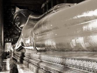Praying the reclined Buddha, Wat Pho, Bangkok, Thailand (sepia) | Obraz na stenu
