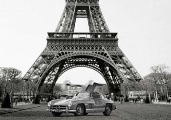 Roadster Under the Eiffel Tower (BW) | Obraz na stenu