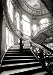 Femme sur l'escalier | Obraz na stenu