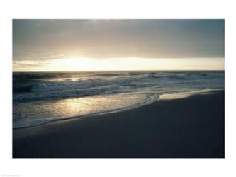 Waves breaking on the beach at sunrise | Obraz na stenu
