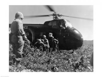 Korea, US Marine Corps, soldiers exiting military helicopter | Obraz na stenu