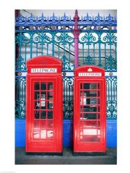 Two telephone booths near a grille, London, England | Obraz na stenu