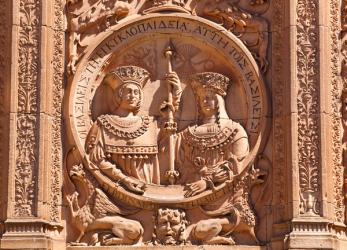 Salamanca, Salamanca Province, Spain. Medallion of the Catholic Monarchs, Ferdinand and Isabella, on the 16th century Plateresque entrance to the Escuelas Mayores or University building. | Obraz na stenu