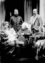Queen Victoria, Tsar Nicholas II, Tsarina Alexandra Fyodorovna, her daughter Olga Nikolaevna and Albert, Prince of Wales photographed at Balmoral, 1896 (b/w photo) | Obraz na stenu