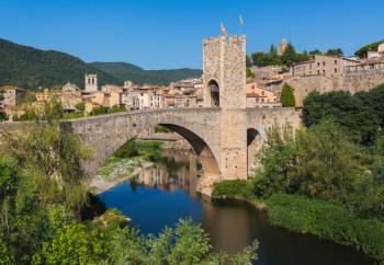 Besalu, Girona Province, Catalonia, Spain. Fortified bridge known as El Pont Vell, the Old Bridge, crossing the Fluvia river. Documents dating back to the 11th century mention a bridge on this site. (photo) | Obraz na stenu