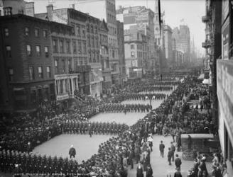 Policemen's parade, Fifth Avenue, New York, c.1900-05 (b/w photo) | Obraz na stenu