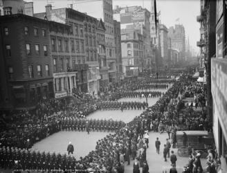 Policemen's parade, Fifth Avenue, New York, c.1900-05 (b/w photo) | Obraz na stenu